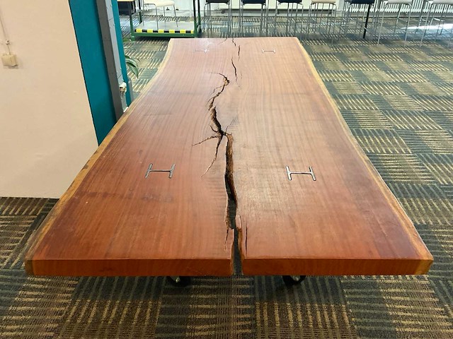 330x135cm industriële boomstam tafel - afbeelding 6 van  6