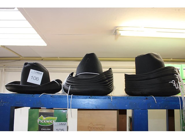 34 cowboy hoeden. - afbeelding 1 van  2
