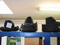 34 cowboy hoeden. - afbeelding 1 van  2