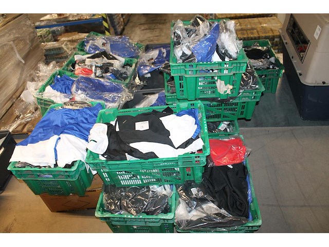 350 stuks basketbal kleding nike w.o. shirts en short in diverse kleuren, maten en uitvoeringen in 14 kunst... - afbeelding 1 van  2