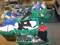 350 stuks basketbal kleding nike w.o. shirts en short in diverse kleuren, maten en uitvoeringen in 14 kunst... - afbeelding 1 van  2