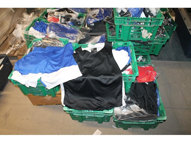 350 stuks basketbal kleding nike w.o. shirts en short in diverse kleuren, maten en uitvoeringen in 14 kunst... - afbeelding 2 van  2