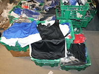 350 stuks basketbal kleding nike w.o. shirts en short in diverse kleuren, maten en uitvoeringen in 14 kunst... - afbeelding 2 van  2