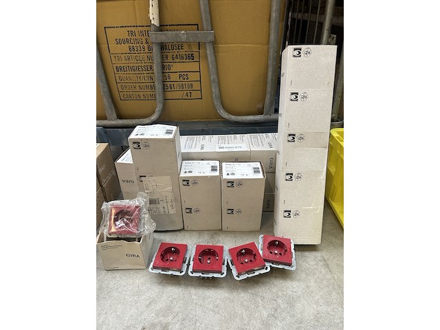 35x inbouw stekkerdoos gira, rood - afbeelding 1 van  5