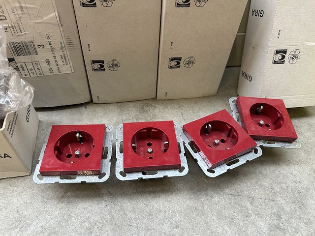 35x inbouw stekkerdoos gira, rood - afbeelding 2 van  5