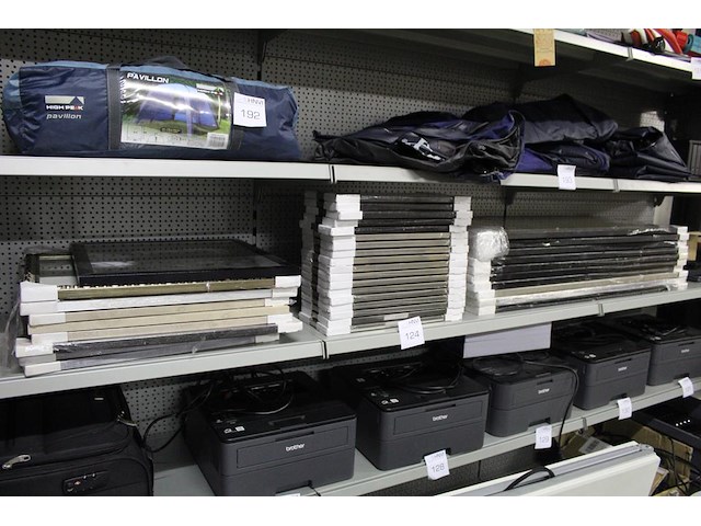 37 fotolijsten in diverse soorten en maten w.o. 35 x 100 cm en 40 x 40 cm - afbeelding 1 van  2