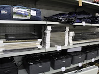 37 fotolijsten in diverse soorten en maten w.o. 35 x 100 cm en 40 x 40 cm - afbeelding 1 van  2