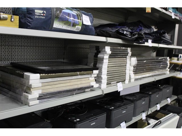 37 fotolijsten in diverse soorten en maten w.o. 35 x 100 cm en 40 x 40 cm - afbeelding 2 van  2