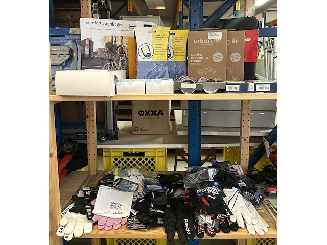 38x fietsonderdelen en accessoires w.o. handschoenen, achterzitje w.o. urban iki, bobike, bbb - afbeelding 1 van  14
