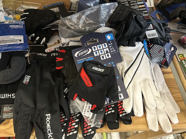 38x fietsonderdelen en accessoires w.o. handschoenen, achterzitje w.o. urban iki, bobike, bbb - afbeelding 8 van  14