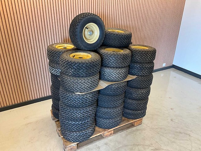 38x ongebruikt trelleborg band met velg 18x7.00-8 - afbeelding 1 van  9