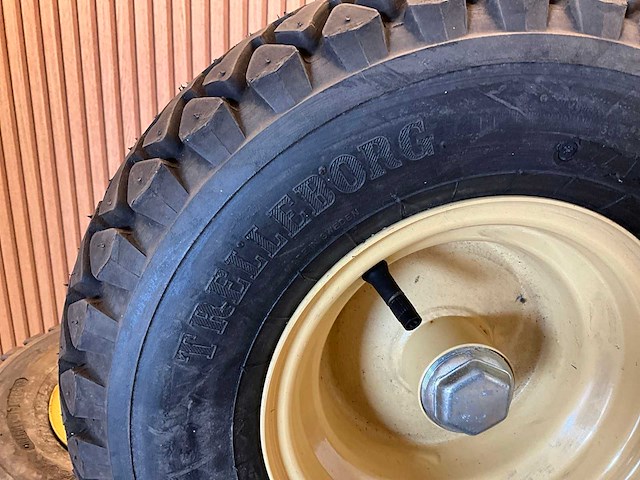 38x ongebruikt trelleborg band met velg 18x7.00-8 - afbeelding 7 van  9