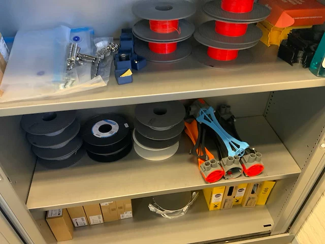 3d print materiaal in kast - afbeelding 6 van  8