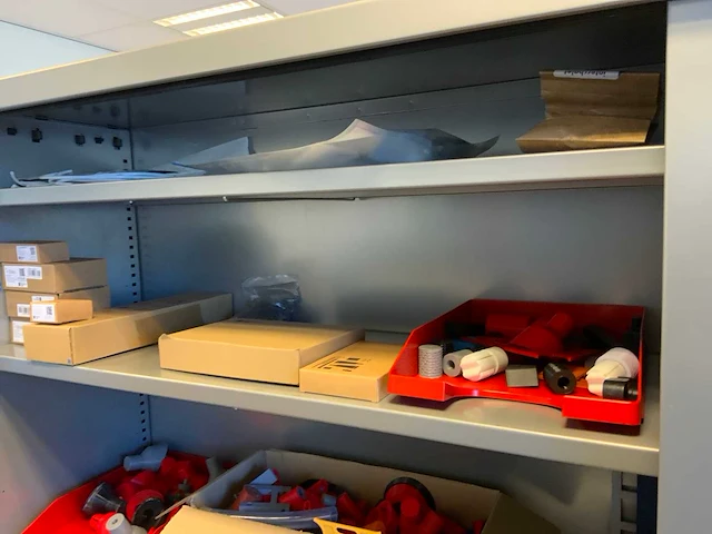 3d printer materiaal in kast - afbeelding 2 van  11