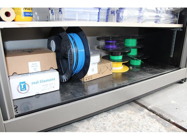 3d printerdraad in diverse kleuren op schap. - afbeelding 1 van  2
