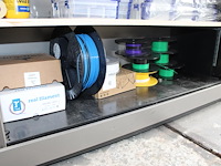 3d printerdraad in diverse kleuren op schap. - afbeelding 1 van  2
