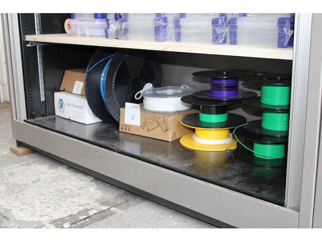 3d printerdraad in diverse kleuren op schap. - afbeelding 2 van  2