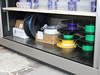 3d printerdraad in diverse kleuren op schap. - afbeelding 2 van  2