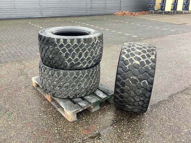 3x 445/45r19.5 band - afbeelding 1 van  9