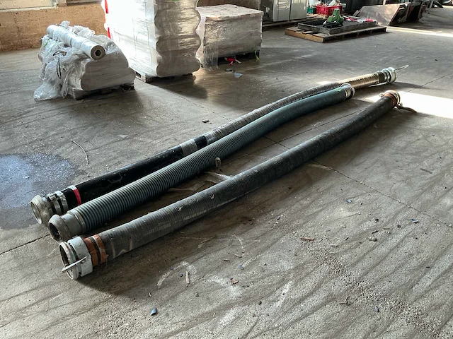 3x 6” mest-/waterslang – 2x rubber + 1x spiraalslang – snelkoppelingen – ca. 13 m - afbeelding 1 van  13