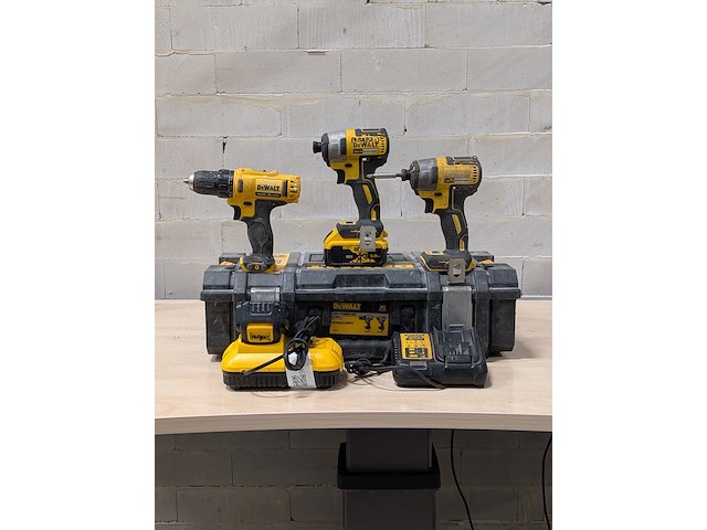 3x accu gereedschap, dewalt - afbeelding 1 van  19
