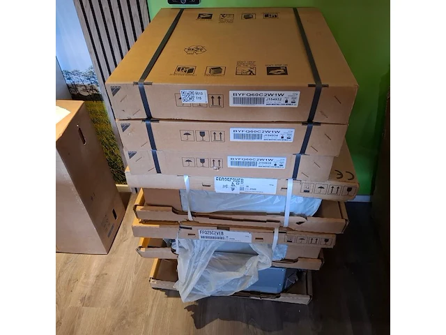 3x airco binnenunit met plafondpaneel daikin, ffq25c2veb/byfq60c2w1w - afbeelding 1 van  11