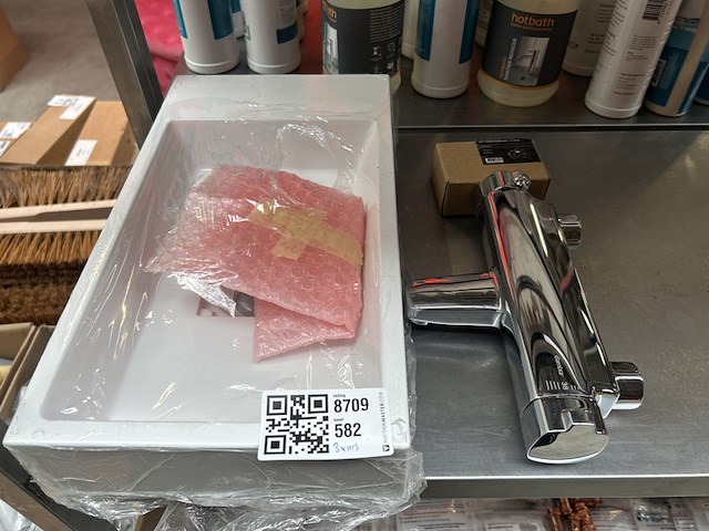 3x badkameraccessoires w.o. hoekstopkraan, wastafel - afbeelding 1 van  5