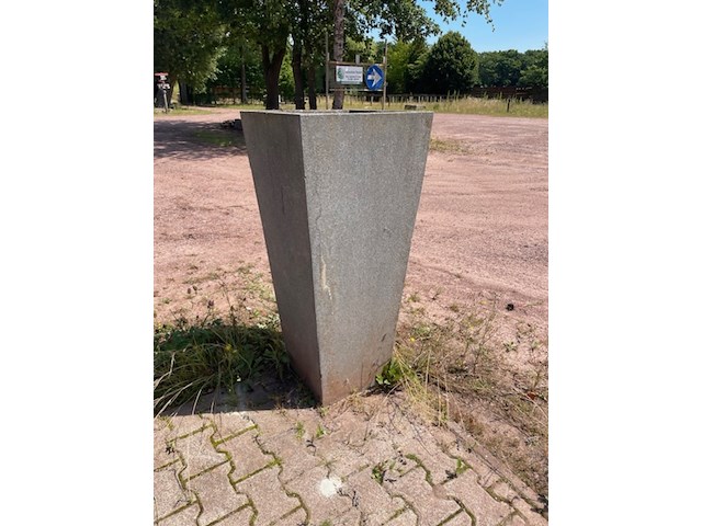 3x betonnen bloembak - afbeelding 1 van  4