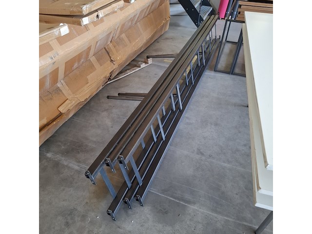 3x bureau met stalen onderframe - afbeelding 4 van  5