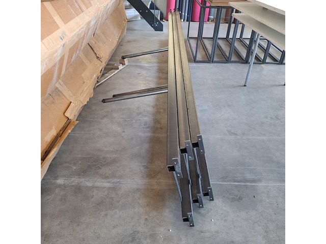 3x bureau met stalen onderframe - afbeelding 6 van  9