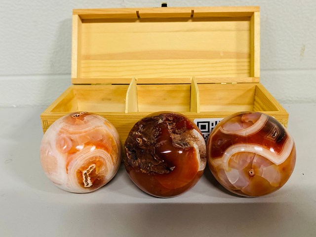 3x carneool bollen in houten bak - afbeelding 1 van  6