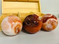 3x carneool bollen in houten bak - afbeelding 2 van  6