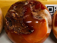 3x carneool bollen in houten bak - afbeelding 3 van  6