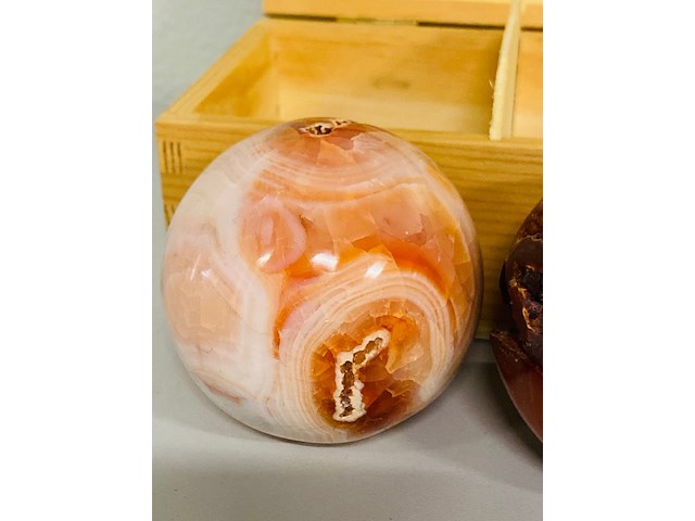 3x carneool bollen in houten bak - afbeelding 5 van  6