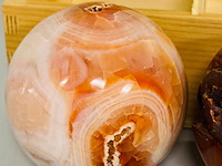 3x carneool bollen in houten bak - afbeelding 5 van  6