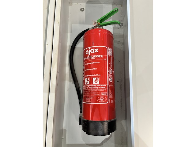 3x complete brandveiligheidskast met brandslanghaspel en schuimblusser, ajac chubb - afbeelding 4 van  6