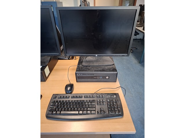 3x computer met beeldscherm en toetsenbord hp, hp pro 6300 sff i5, hp elitedesk 800 g1 sff i5 en hp elitedesk 800 g1, bouwjaar 2013 en 2016 - afbeelding 3 van  10