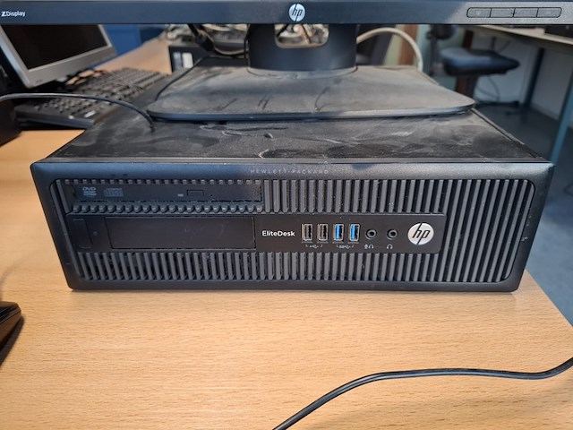 3x computer met beeldscherm en toetsenbord hp, hp pro 6300 sff i5, hp elitedesk 800 g1 sff i5 en hp elitedesk 800 g1, bouwjaar 2013 en 2016 - afbeelding 4 van  10