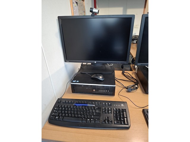 3x computer met beeldscherm en toetsenbord hp, hp pro 6300 sff i5, hp elitedesk 800 g1 sff i5 en hp elitedesk 800 g1, bouwjaar 2013 en 2016 - afbeelding 9 van  10