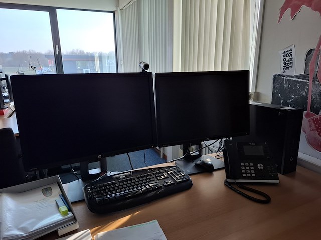 3x computer met beeldscherm en toetsenbord hp - afbeelding 1 van  11