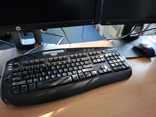 3x computer met beeldscherm en toetsenbord hp - afbeelding 6 van  11