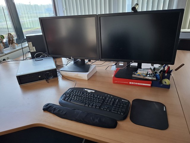 3x computer met beeldscherm en toetsenbord hp - afbeelding 7 van  11