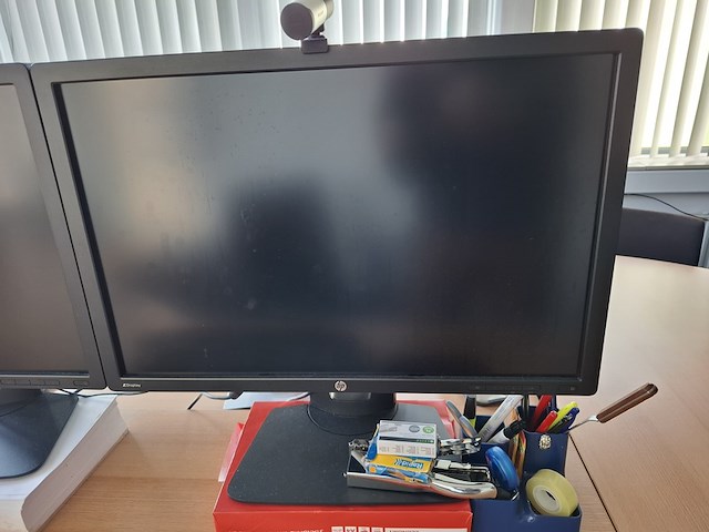 3x computer met beeldscherm en toetsenbord hp - afbeelding 9 van  11