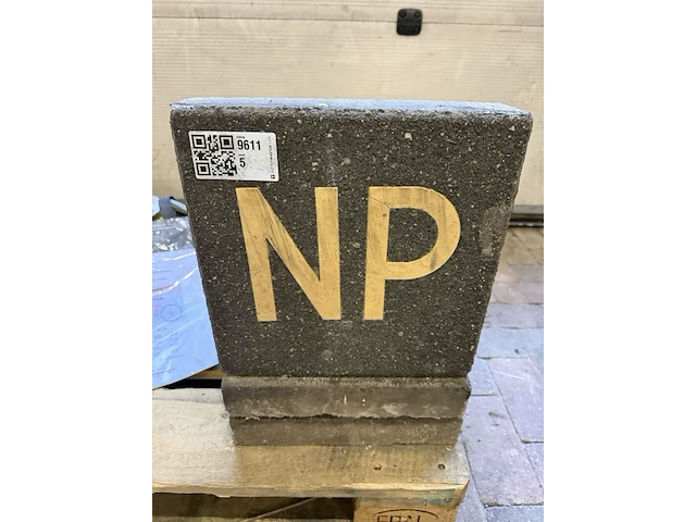 3x decoratieve betonnen lettertegels np, antraciet/goudkleurig, ca. 30 × 30 cm - afbeelding 1 van  4