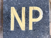3x decoratieve betonnen lettertegels np, antraciet/goudkleurig, ca. 30 × 30 cm - afbeelding 4 van  4