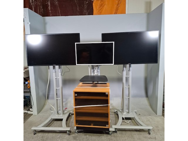 3x diverse beeldschermen, samsung, o.a. de4ps, ue32es6710 - afbeelding 1 van  12