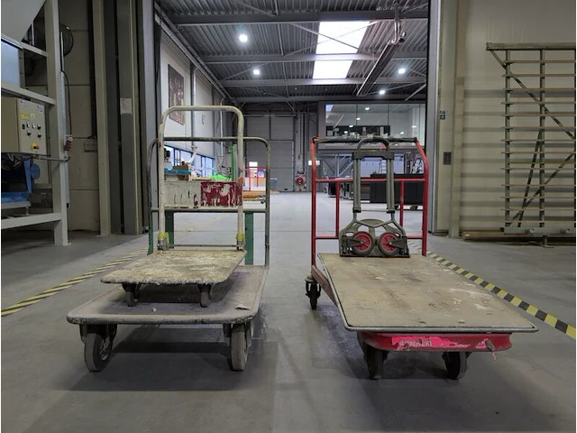 3x diverse magazijnwagen met steekwagen - afbeelding 2 van  3