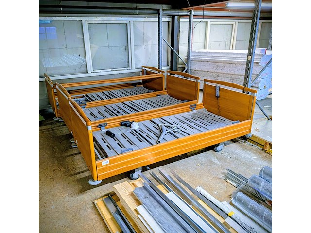 3x elektrisch verrijdbaar bed - afbeelding 1 van  8