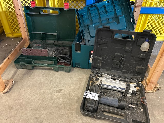 3x gereedschapskoffer met inhoud w.o. schuurmachine, w.o. bosch, makita - afbeelding 1 van  7