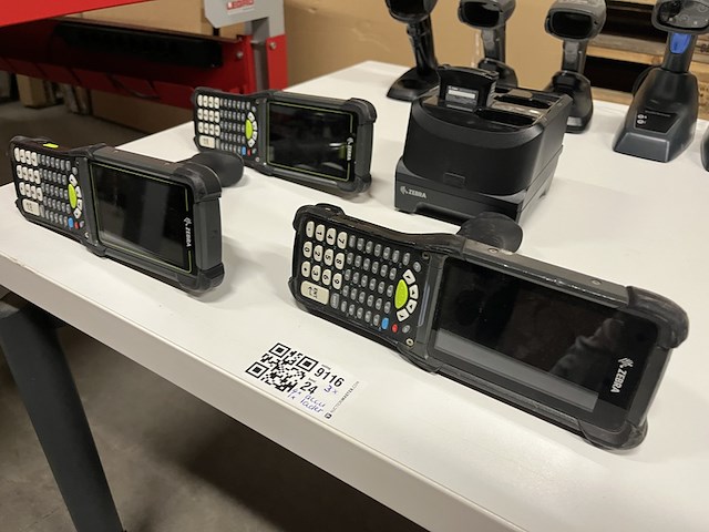 3x handheld computer, 4x accu, 1x acculader, zebra, mc9401-0g1m6dsb-a6 - afbeelding 1 van  8